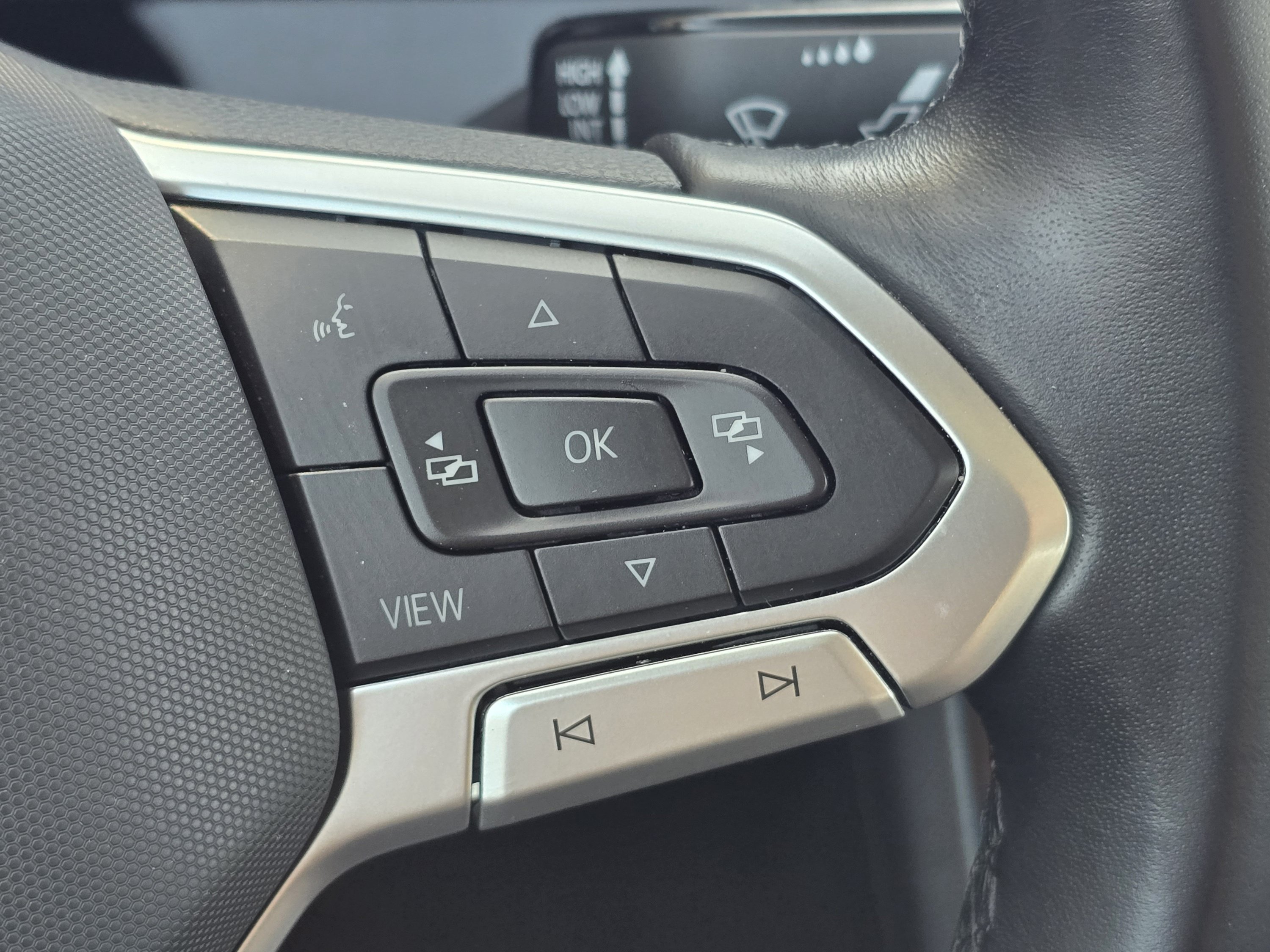 Used 2025 Volkswagen Jetta SE FWD image 18