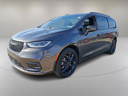 Used 2022 Chrysler Pacifica Touring-L w/ S Appearance Package image 5