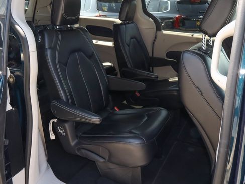 Used 2023 Chrysler Pacifica Touring-L FWD image 27