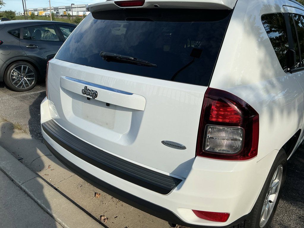 Used 2016 Jeep Compass Latitude FWD image 10