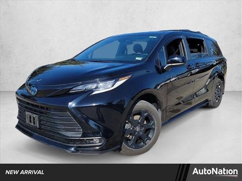 Used 2025 Toyota Sienna XLE Woodland Edition image 1