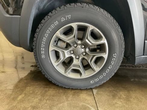 Used 2020 Jeep Cherokee Trailhawk w/ Cold Weather Group AWD/4WD image 15