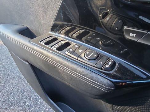 Used 2020 Kia Niro EX Premium image 18