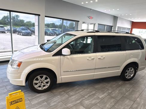 Used 2010 Chrysler Town & Country Touring FWD image 8