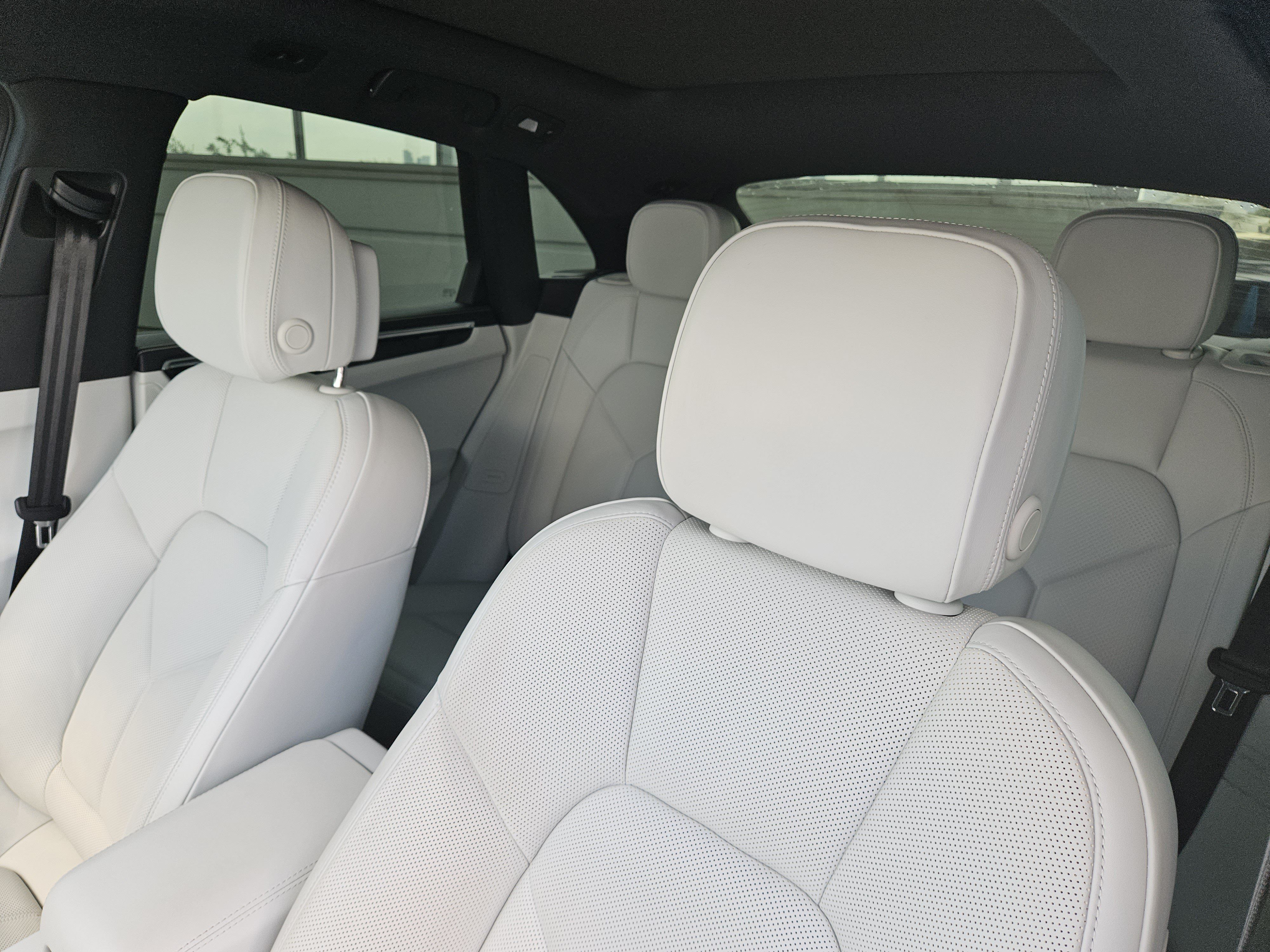 Certified 2023 Porsche Macan AWD/4WD image 6