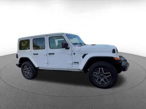 Used 2025 Jeep Wrangler Unlimited Sahara AWD/4WD image 2