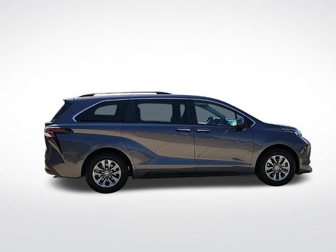 Used 2025 Toyota Sienna XLE FWD image 5
