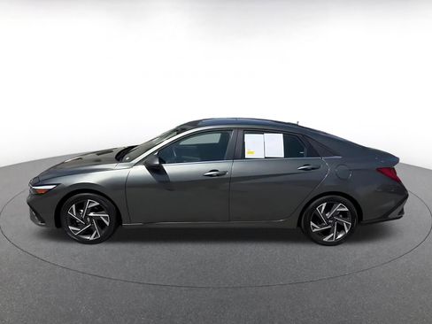 Used 2025 Hyundai Elantra Limited image 9
