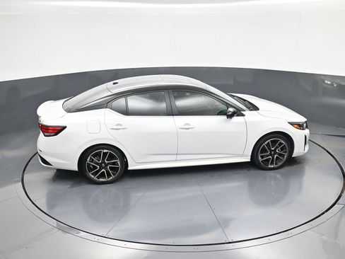 Used 2025 Nissan Sentra SR w/ SR Premium Package FWD image 31