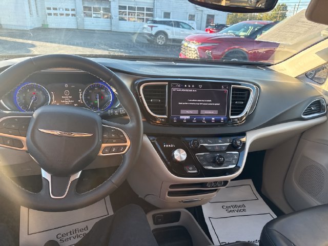 Used 2023 Chrysler Pacifica Touring-L FWD image 12