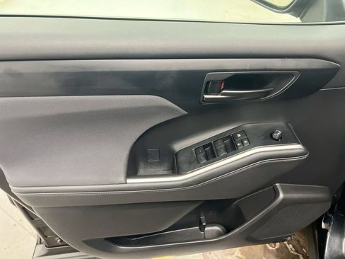 Used 2024 Toyota Highlander LE AWD/4WD image 21