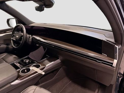 Used 2025 Cadillac Escalade ESV Premium Luxury image 29