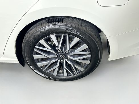 Used 2025 Nissan Altima 2.5 SV FWD image 11