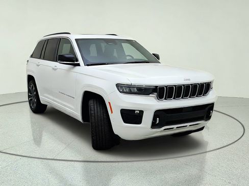 Used 2024 Jeep Grand Cherokee Overland w/ Luxury Tech Group IV AWD/4WD image 4