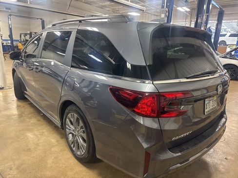 Used 2025 Honda Odyssey Touring image 4