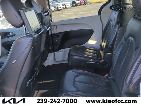Used 2018 Chrysler Pacifica Touring-L Plus image 12