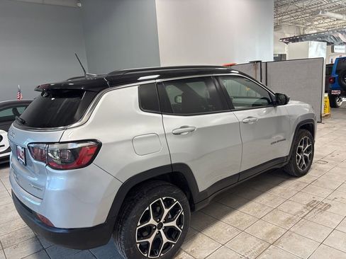 Used 2025 Jeep Compass Limited image 8