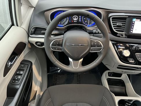 Used 2023 Chrysler Voyager LX image 12