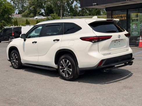 Used 2021 Toyota Highlander XLE AWD/4WD image 7