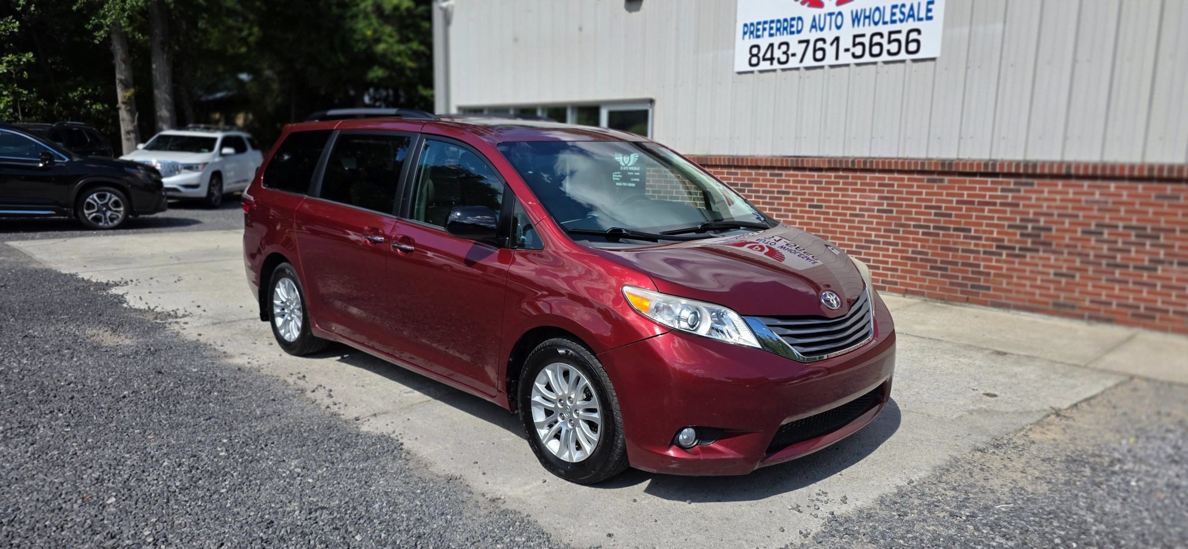 Used 2016 Toyota Sienna XLE w/ XLE Navigation Package FWD image 2