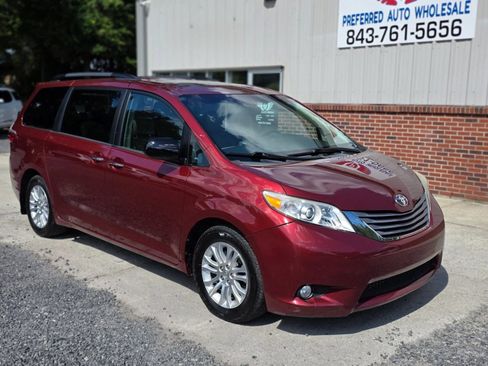 Used 2016 Toyota Sienna XLE w/ XLE Navigation Package FWD image 2