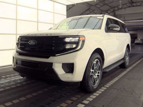 Used 2025 Ford Expedition Active AWD/4WD image 3