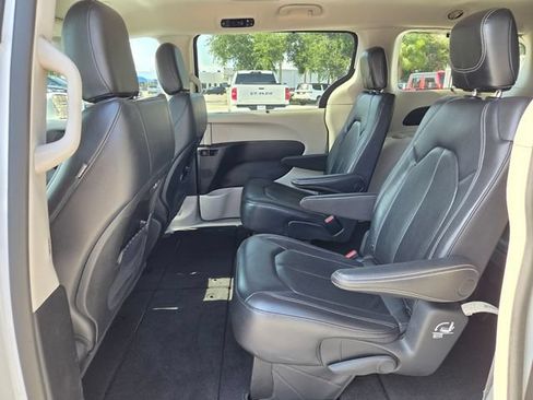 Certified 2022 Chrysler Pacifica Touring-L FWD image 14