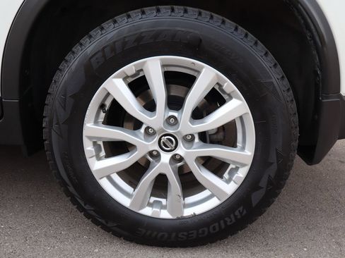 Used 2017 Nissan Rogue SV w/ SV Premium Package AWD/4WD image 42