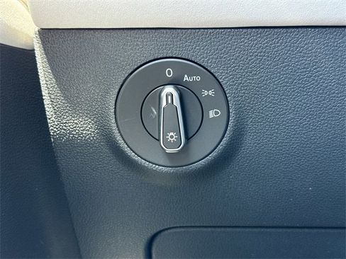 New 2025 Volkswagen Taos SE image 43