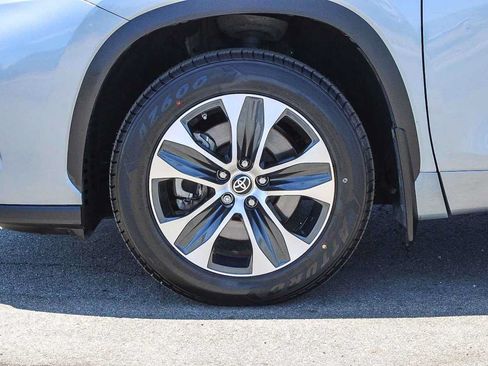 Used 2022 Toyota Highlander XLE FWD image 11