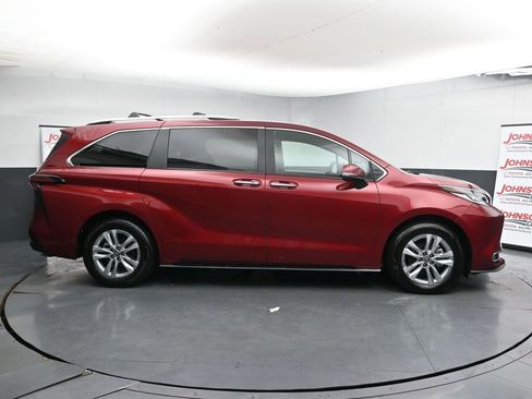 Used 2025 Toyota Sienna Limited image 9