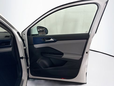 Used 2024 Volkswagen Taos SE image 31