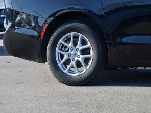 Used 2024 Chrysler Pacifica Touring-L image 10