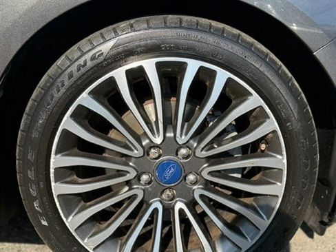 Used 2018 Ford Fusion SE w/ Fusion SE Technology Package FWD image 16