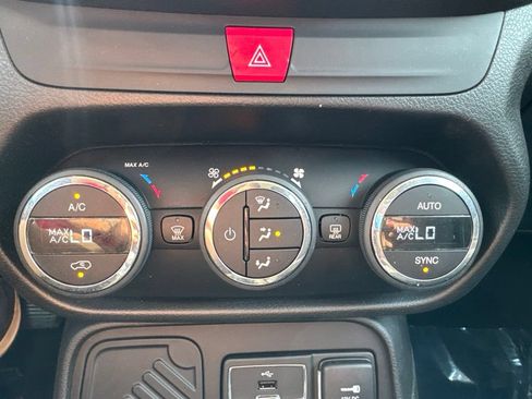 Used 2017 Jeep Renegade Latitude w/ Popular Equipment Group FWD image 15