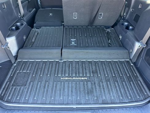 Used 2024 Toyota Highlander LE AWD/4WD image 17