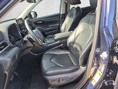 Used 2021 Toyota Highlander XLE FWD image 15