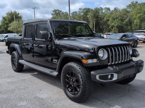 Used 2023 Jeep Gladiator Overland AWD/4WD image 3