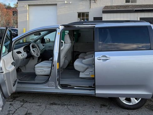 Used 2011 Toyota Sienna LE w/ Towing Pkg FWD image 9