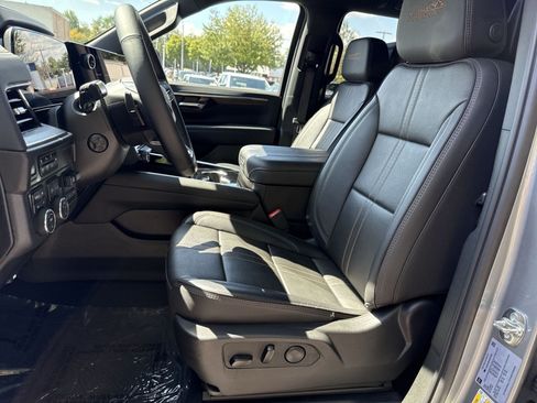 Used 2025 Chevrolet Suburban High Country AWD/4WD image 13