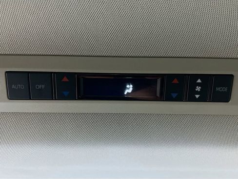 Used 2024 Toyota Sienna XLE FWD image 23