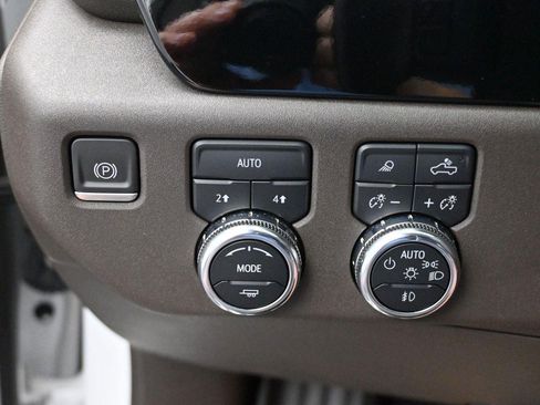 Used 2023 GMC Sierra 1500 SLT w/ SLT Premium Plus Package AWD/4WD image 21