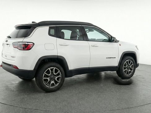 Used 2025 Jeep Compass Trailhawk AWD/4WD image 9