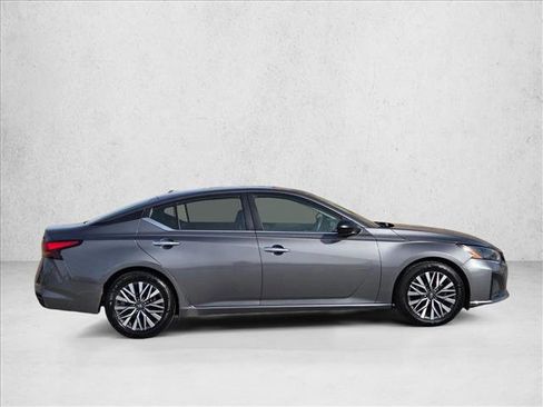 Used 2024 Nissan Altima 2.5 SV image 3