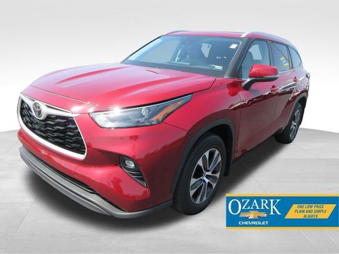 Used 2022 Toyota Highlander XLE AWD/4WD image 1