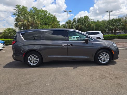 Used 2023 Chrysler Pacifica Touring-L image 9