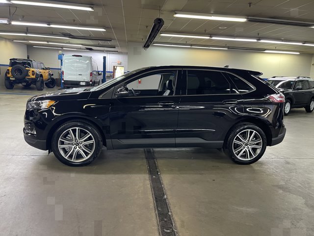 Used 2023 Ford Edge Titanium w/ Class II Trailer Tow Package AWD/4WD image 4