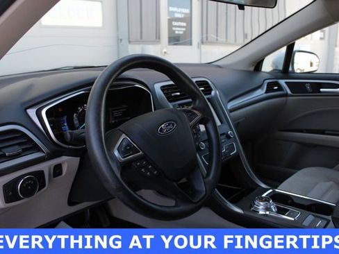 Used 2017 Ford Fusion SE w/ Fusion SE Technology Package image 2