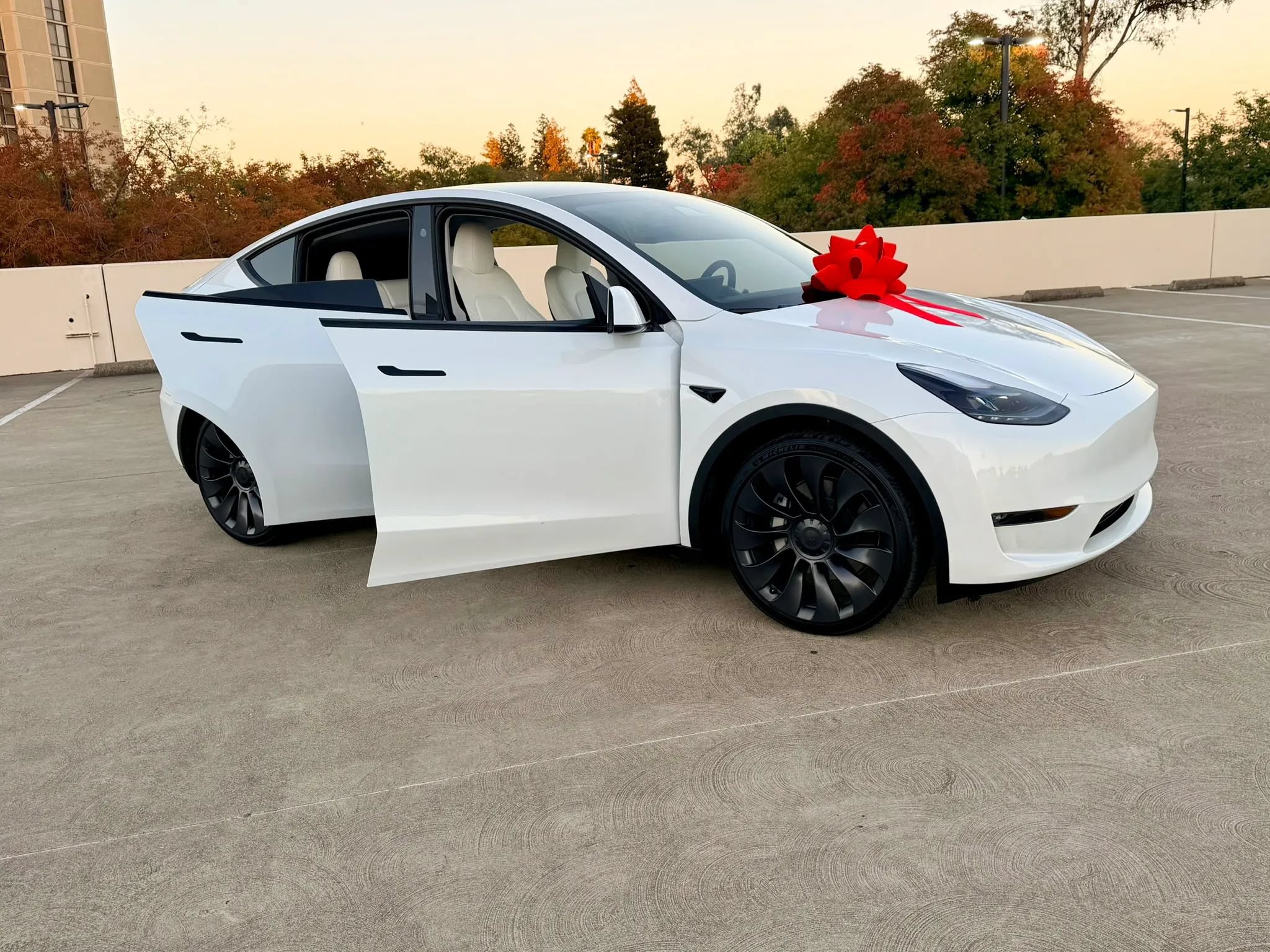 Used 2024 Tesla Model Y Long Range AWD/4WD image 33