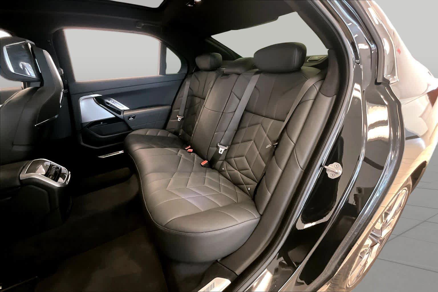 Used 2023 BMW 760i xDrive AWD/4WD image 18